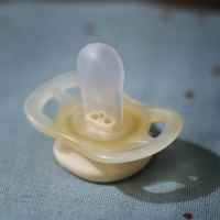 Комплект от 2 бр. ортодонтични залъгалки за новородени Philips AVENT Ultra Start 0-2м, в оранжево и лилаво, в кутия за стерилизиране-otLDJ.jpeg