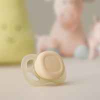 Комплект от 2 бр. ортодонтични залъгалки за новородени Philips AVENT Ultra Start 0-2м, в оранжево и лилаво, в кутия за стерилизиране-1H1So.jpeg