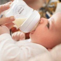 Комплект Philips AVENT с 3 шишета за хранене Natural Response с биберони без протичане и четка за почистване-2qquD.png