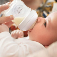 Комплект за новородено Philips AVENT с 4 шишета за хранене Natural Response с биберони без протичане, залъгалка Ultra Soft и четка за почистване-8Ec6c.png