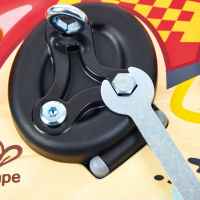 Интерактивен дървен комплект Hape, Образователна дъска, Малкият състезател-Kyzzl.jpeg