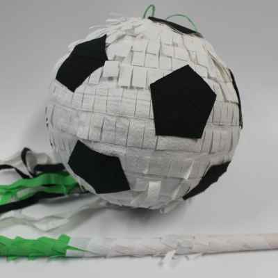 Пинята, футболна топка