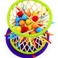 Дървена игра с издърпване на клечки Hape-Qomtn.jpeg