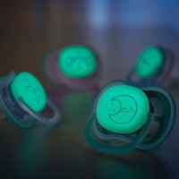 Комплект 2 бр. светещи в тъмното ортодонтични залъгалки Philips Avent Ultra Air Night 6-18м, сини с декорация Звезда и Луна, в кутия за стерилизиране и пренасяне-ZbSNO.jpeg