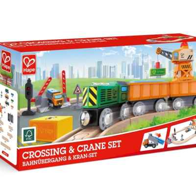 Дървен железопътен комплект Hape, Товарен влак с кран