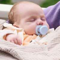 Комплект от 2 бр. ортодонтични залъгалки за новородени Philips AVENT Ultra Start 0-2м, в синьо и зелено, в кутия за стерилизиране-pfp2I.jpeg